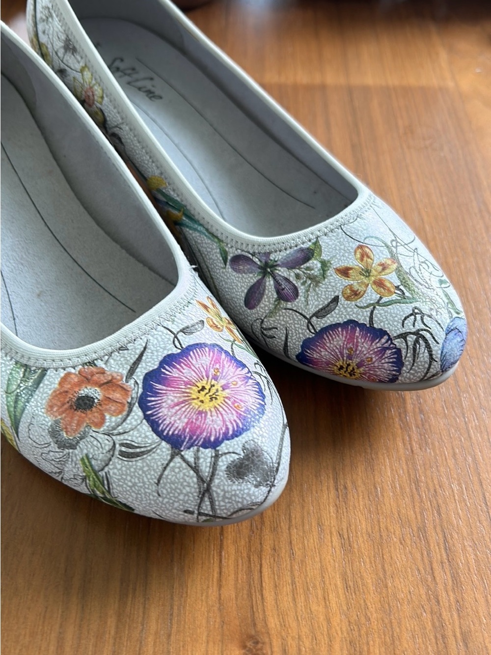 Gray floral pumps - Picture 2 of 10